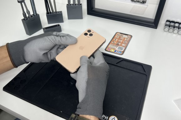 Professionnel pour la réparation d'un écran d'iPhone 11 cassé - Lyon - BM Phone